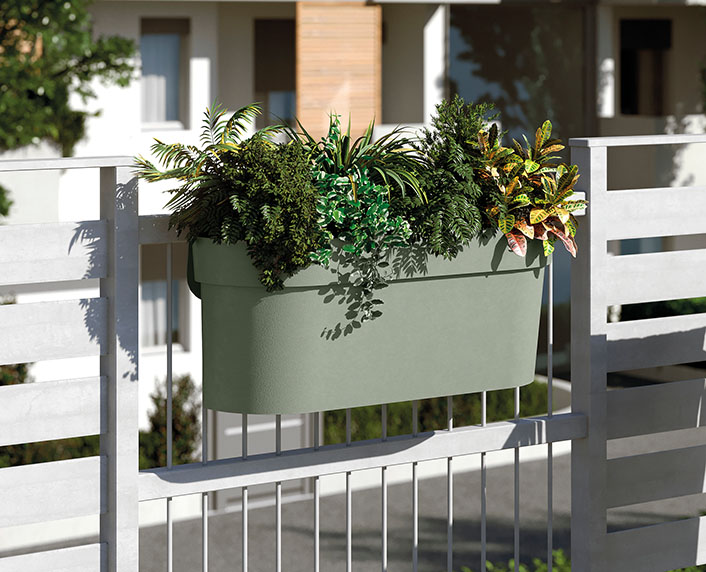 Balconera con reserva de agua y óptimo acople a la barandilla
